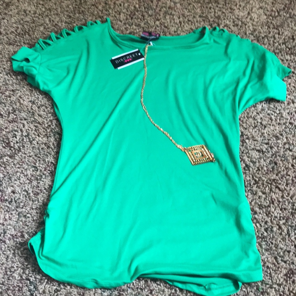 discreet shirt with necklace